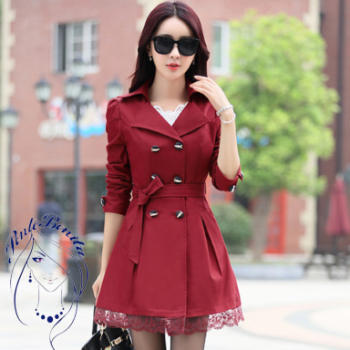 🧥 Abrigo Trench Rojo Elegante con Encaje – Estilo y Sofisticación para Cualquier Temporada