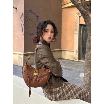 👜 Cartera de Cuero Estilo Retro - Modelo Media Luna con Detalles Dorados